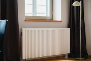 Elektrischer Heizkörper vor Fenster / electric heater in front of window
