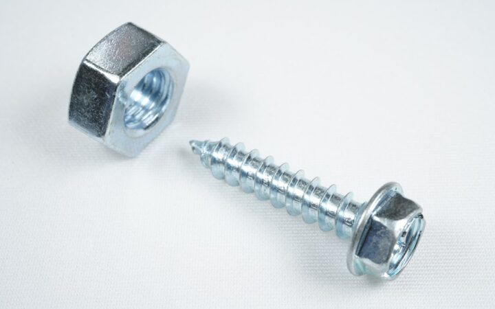 Stap voor stap schroef in beton bevestigen zonder pluggen